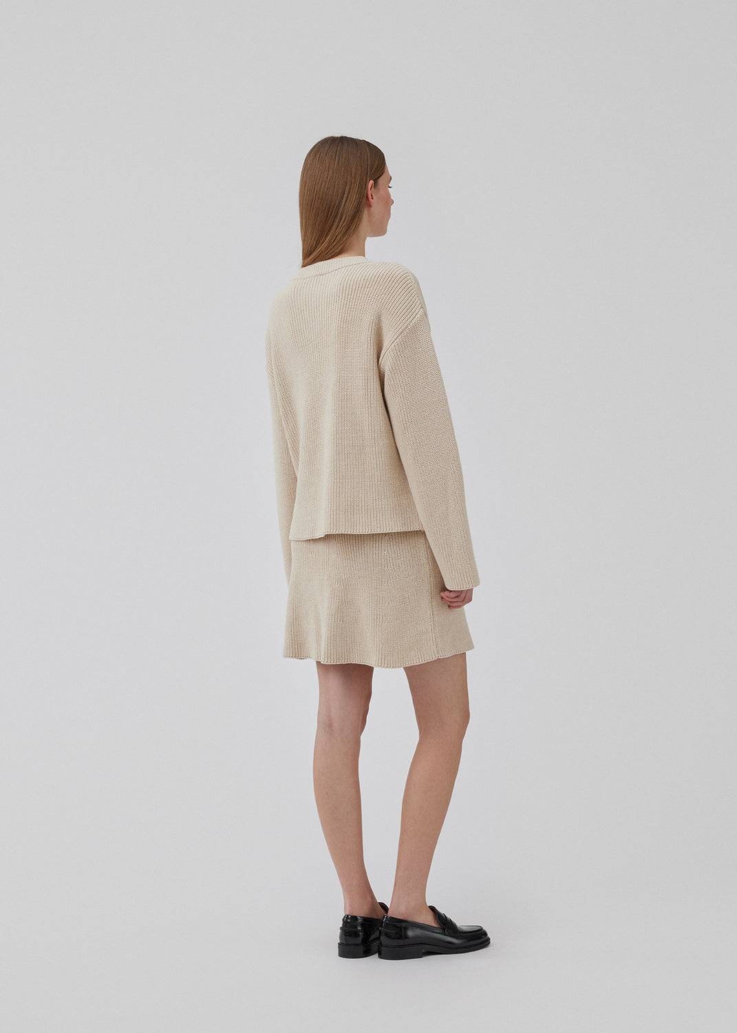 GalenMD v-neck er strikket i økologisk bomuld med en oversize pasform, lange ærmer med vidde, samt v-hals og lav skuldersøm. Modellen er 175 cm og har en størrelse S/36 på.