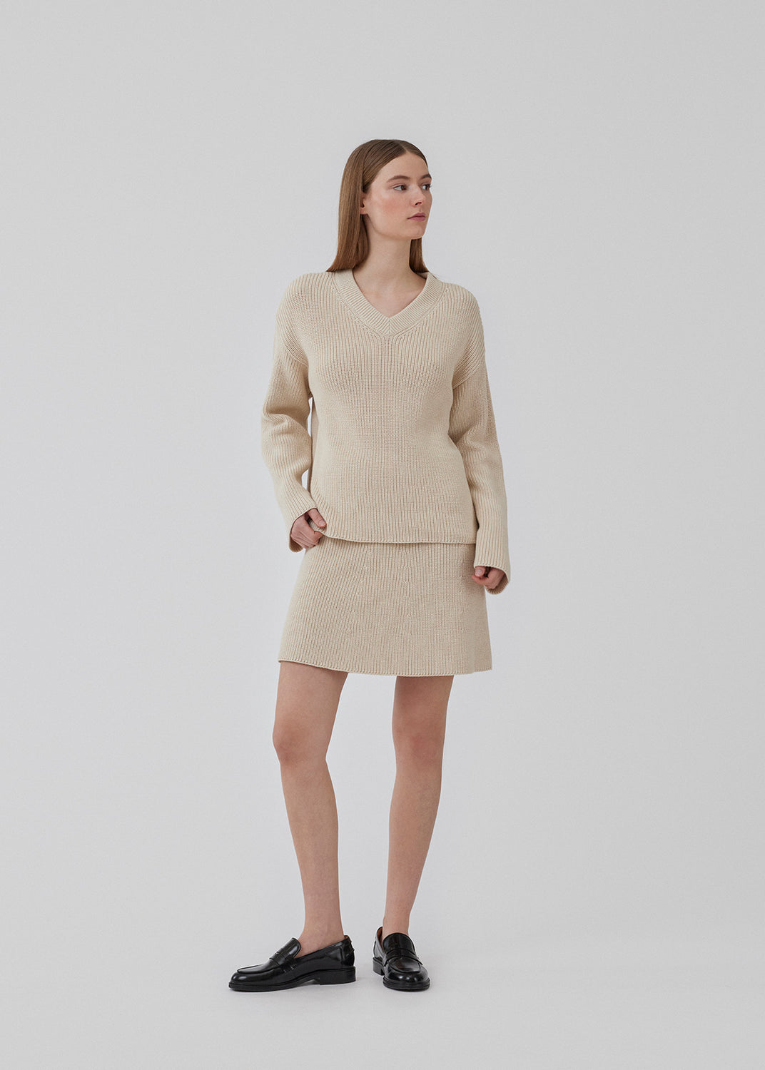 GalenMD v-neck er strikket i økologisk bomuld med en oversize pasform, lange ærmer med vidde, samt v-hals og lav skuldersøm. Modellen er 175 cm og har en størrelse S/36 på.