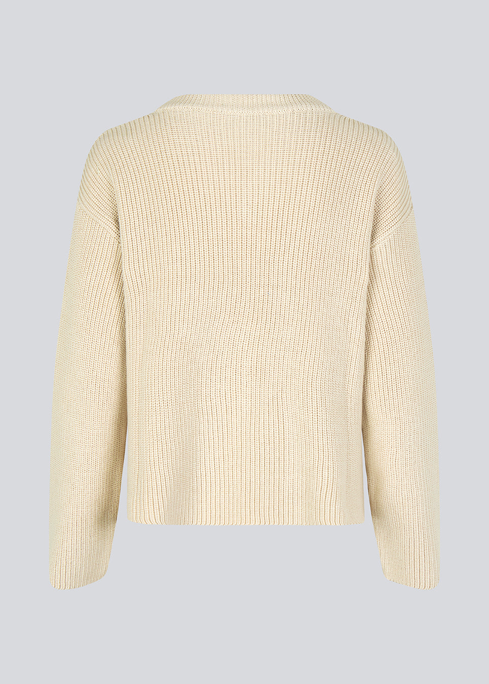 GalenMD v-neck er strikket i økologisk bomuld med en oversize pasform, lange ærmer med vidde, samt v-hals og lav skuldersøm. Modellen er 175 cm og har en størrelse S/36 på.