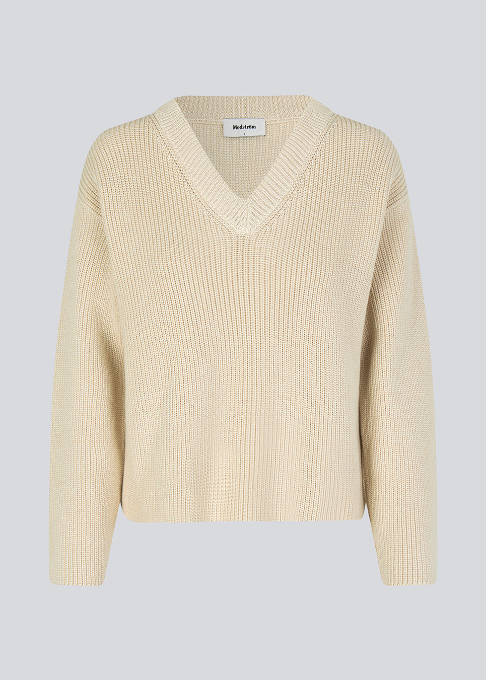 GalenMD v-neck er strikket i økologisk bomuld med en oversize pasform, lange ærmer med vidde, samt v-hals og lav skuldersøm. Modellen er 175 cm og har en størrelse S/36 på.