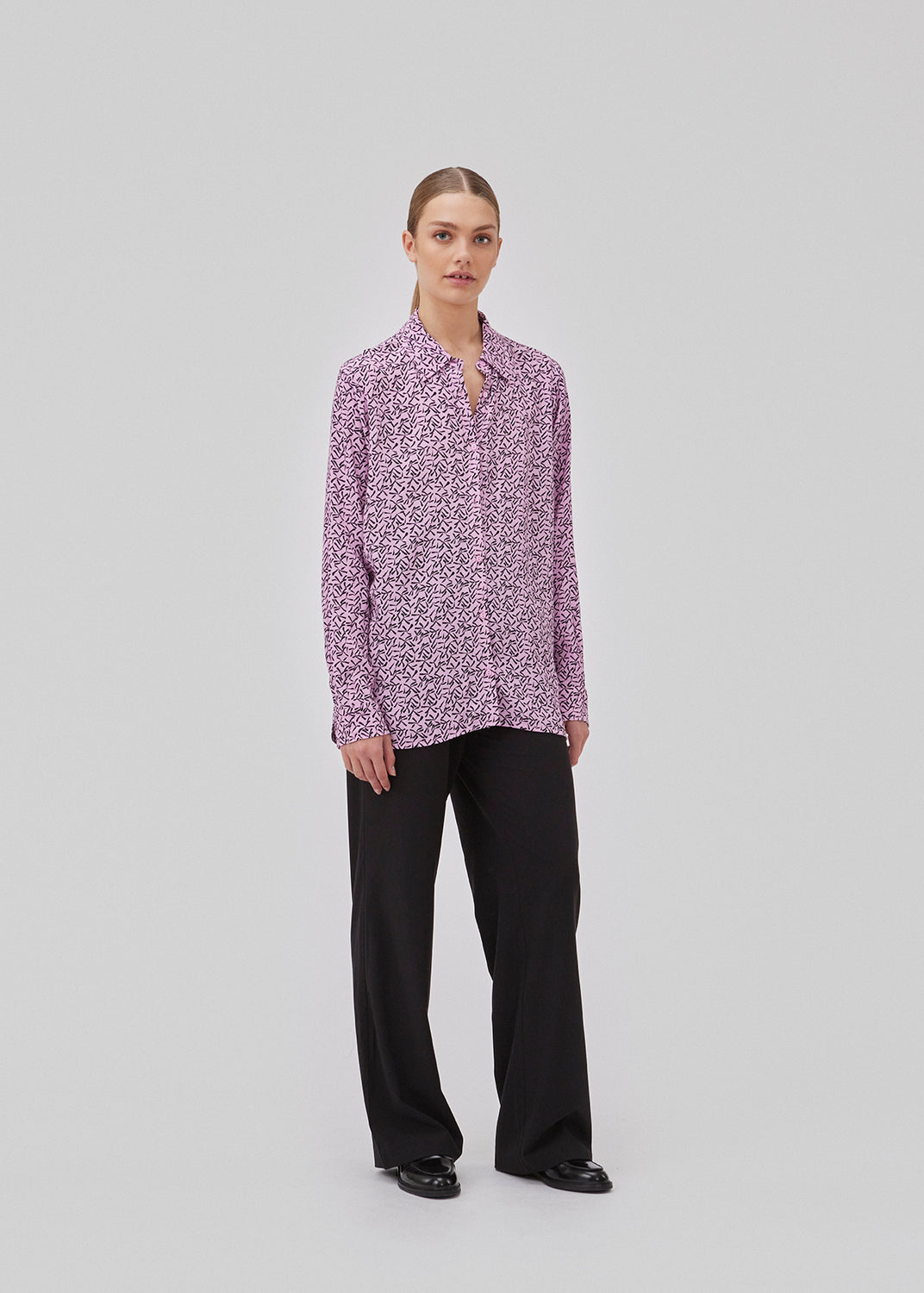 Afslappet skjorte i vævet kvalitet med print. GamiMD print shirt har krave, knapper foran og lange ærmer med manchet. Modellen er 175 cm og har en størrelse S/36 på.