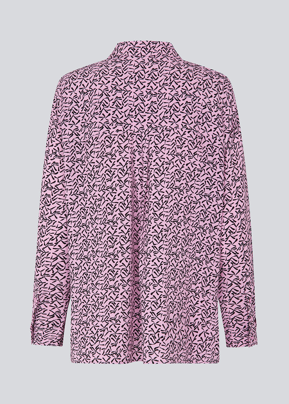 Afslappet skjorte i vævet kvalitet med print. GamiMD print shirt har krave, knapper foran og lange ærmer med manchet. Modellen er 175 cm og har en størrelse S/36 på.