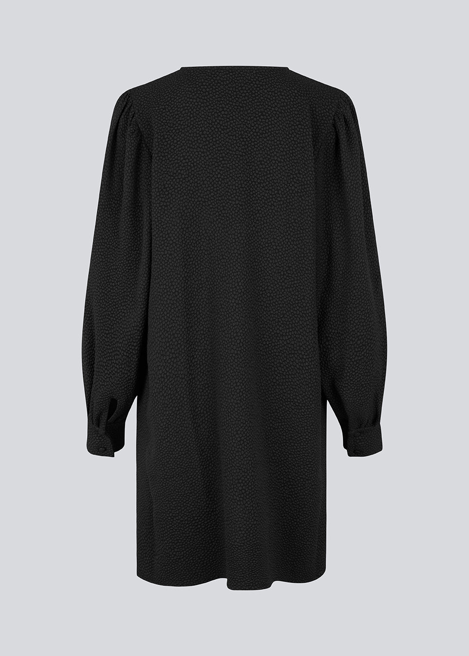 Sort kjole med en løs silhuet i struktureret materiale. GemmiMD dress har lange, voluminøse ballonærmer med manchet og v-udskæring i halsen. Modellen er 175 cm og har en størrelse S/36 på.