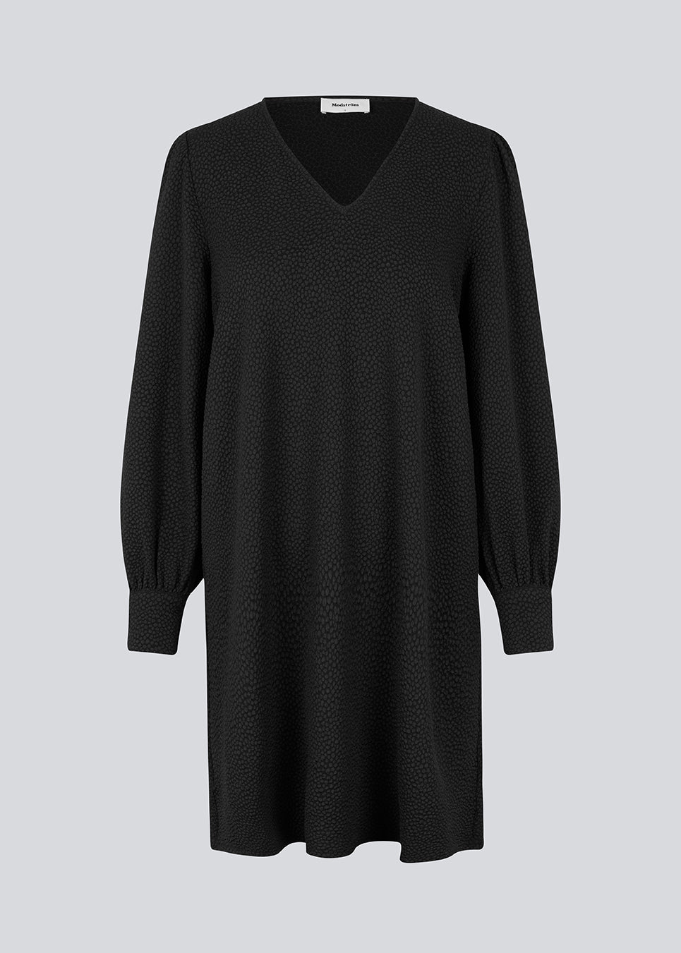 Sort kjole med en løs silhuet i struktureret materiale. GemmiMD dress har lange, voluminøse ballonærmer med manchet og v-udskæring i halsen. Modellen er 175 cm og har en størrelse S/36 på.