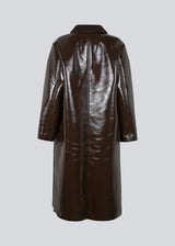 Frakke i PU læder med shiny overflade i let oversized pasform. GioMD coat har store påsyede lommer foran, chunky lynlås og plysdetalje på kraven. Modellen er 175 cm og har en størrelse S/36 på.
