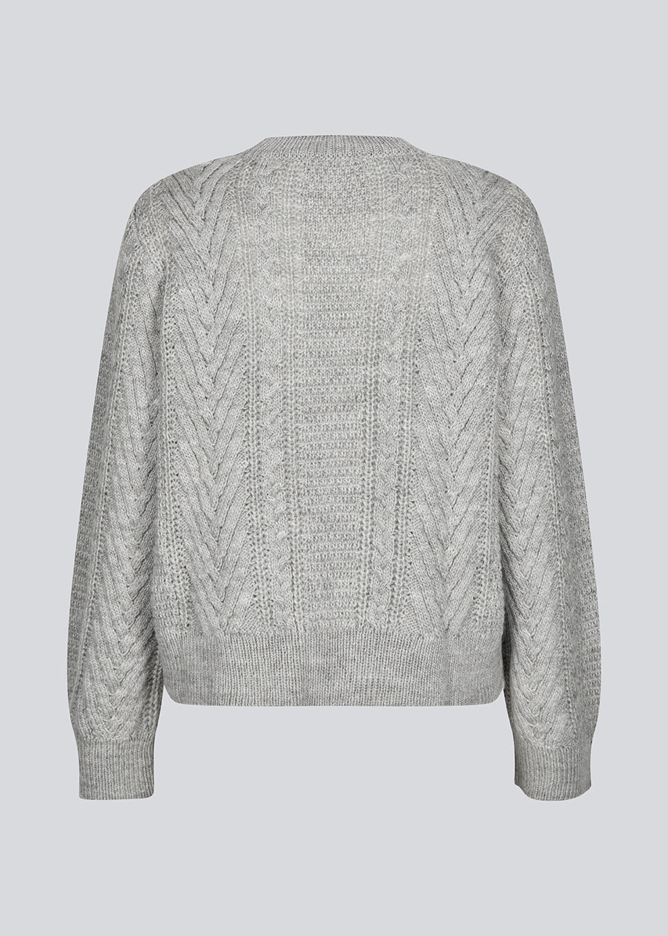 Kabelstrikket grå trøje i kvalitet med uld. GrannonMD o-neck har en afslappet pasform med lange ærmer og rund hals, med ribkant ved hals, ærmer og forneden. Modellen er 175 cm og har en størrelse S/36 på.