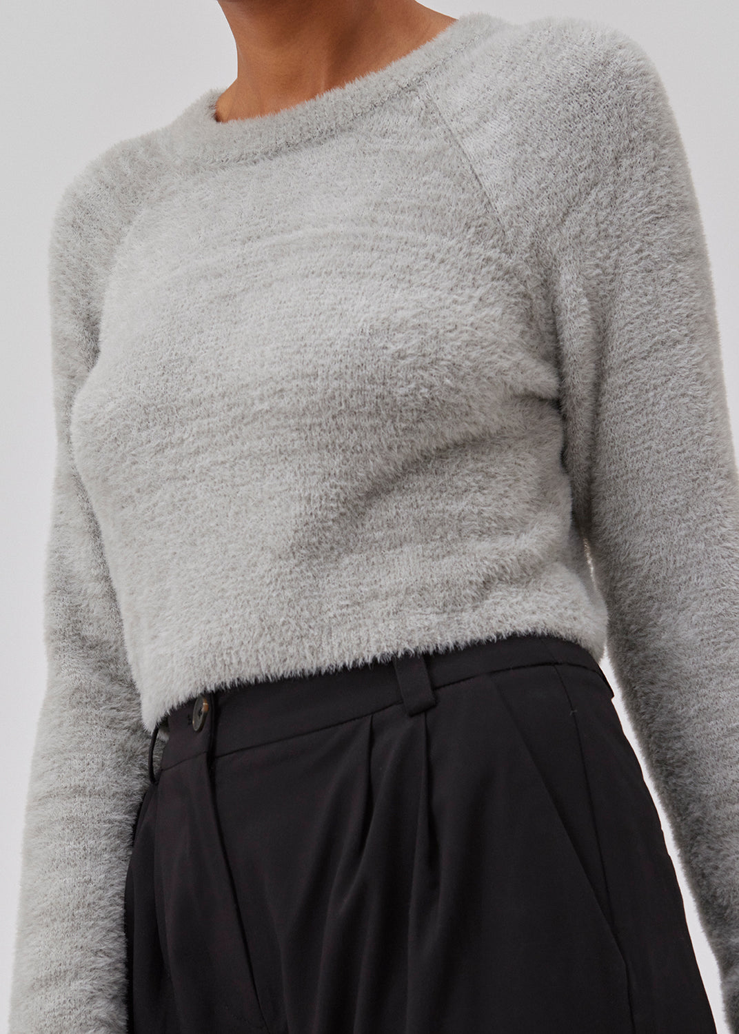 Plysset cropped top med rund hals og lange raglanærmer. GriseldaMD o-neck har smalle ribkanter ved hals, ærmer og forneden. Modellen er 175 cm og har en størrelse S/36 på.