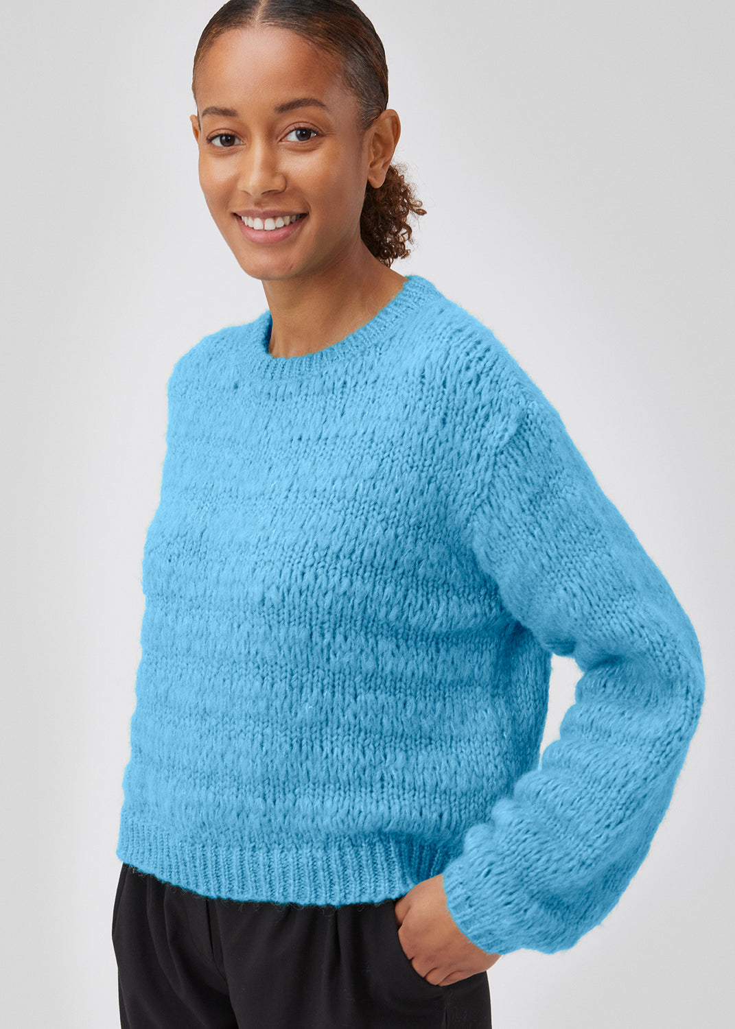 Ulden strik i blå med lange masker, der giver et afslappet udtryk. GroverMD o-neck har lange ærmer med vidde, rund hals med rib og indeholder både uld og alpakka. Modellen er 175 cm og har en størrelse S/36 på.