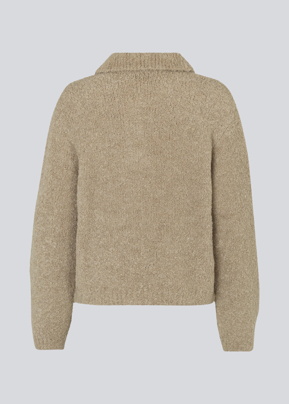 Strikket trøje i kvalitet med uld og alpaka. HardwickMD polo har en løs pasform med krave og knapper foran, lav skuldersøm og lange ærmer med tætsluttende, ribstrikket manchet. Modellen er 175 cm og har en størrelse S/36 på.