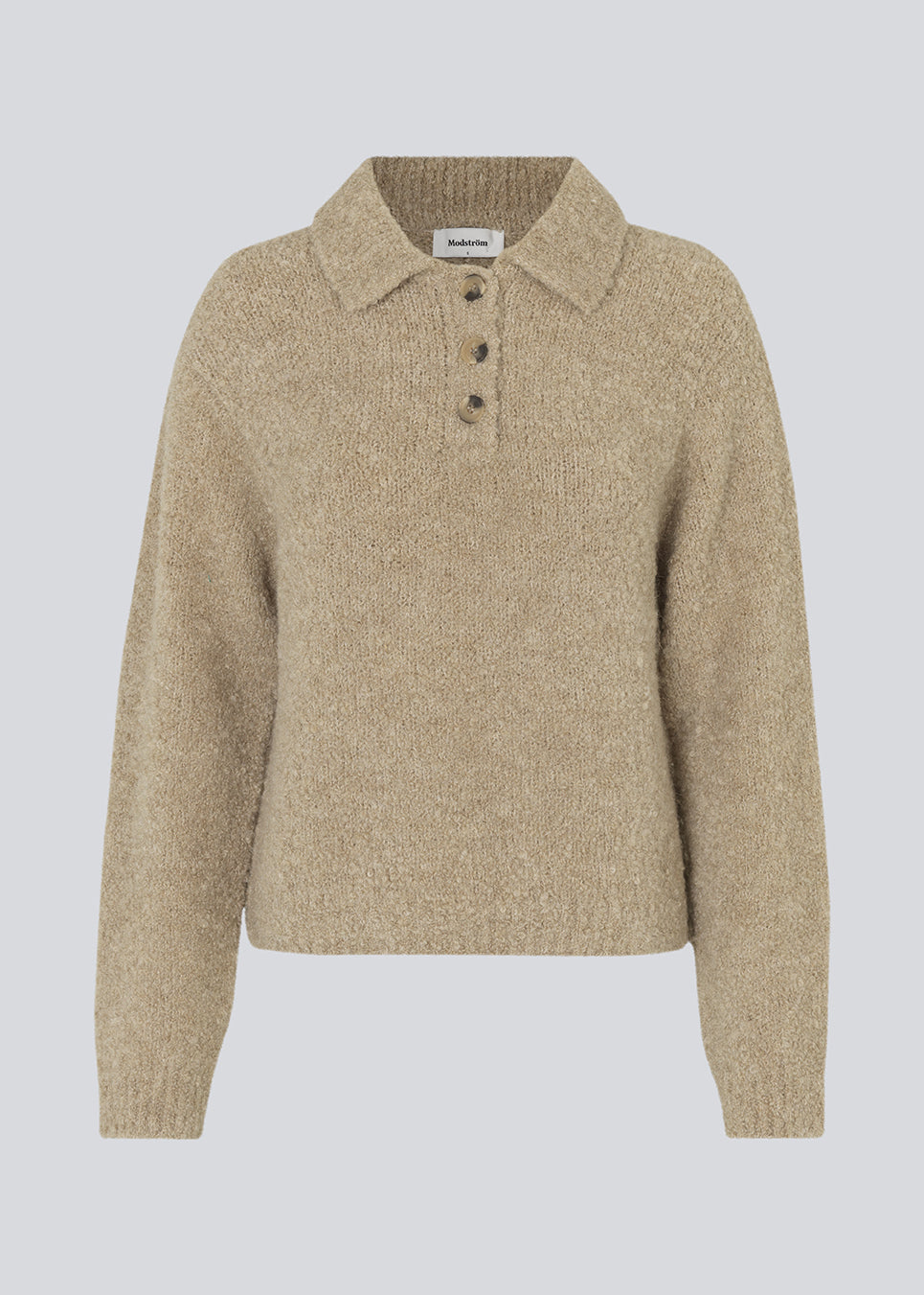 Strikket trøje i kvalitet med uld og alpaka. HardwickMD polo har en løs pasform med krave og knapper foran, lav skuldersøm og lange ærmer med tætsluttende, ribstrikket manchet. Modellen er 175 cm og har en størrelse S/36 på.