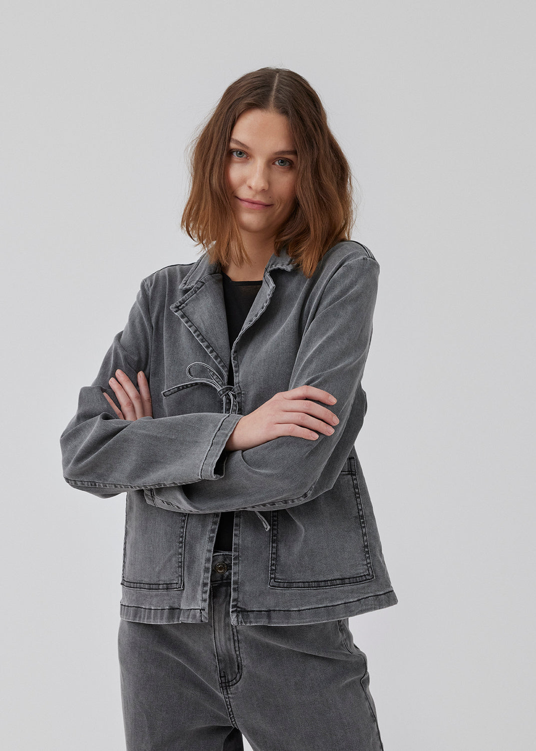 Let jakke i denim med let stretch. HarveyMD jacket har krave og revers og lukning med bindebånd foran. Lange ærmer og to påsatte lommer foran. Modellen er 175 cm og har en størrelse S/36 på.