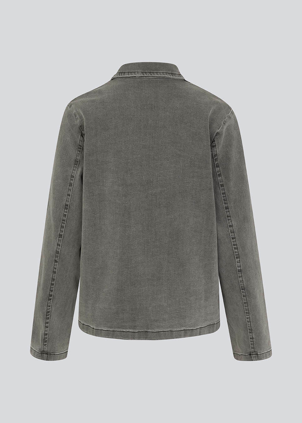 Let jakke i denim med let stretch. HarveyMD jacket har krave og revers og lukning med bindebånd foran. Lange ærmer og to påsatte lommer foran. Modellen er 175 cm og har en størrelse S/36 på.