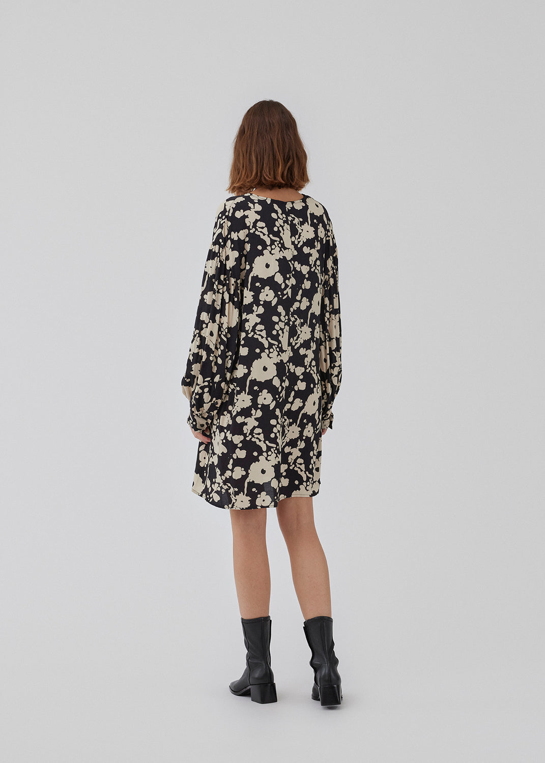 Kort kjole i let, vævet kvalitet med print, dyb v-udskæring og afslappet pasform. HeleneMD print dress har lange ballonærmer med manchet og lav skuldersøm. Modellen er 175 cm og har en størrelse S/36 på.