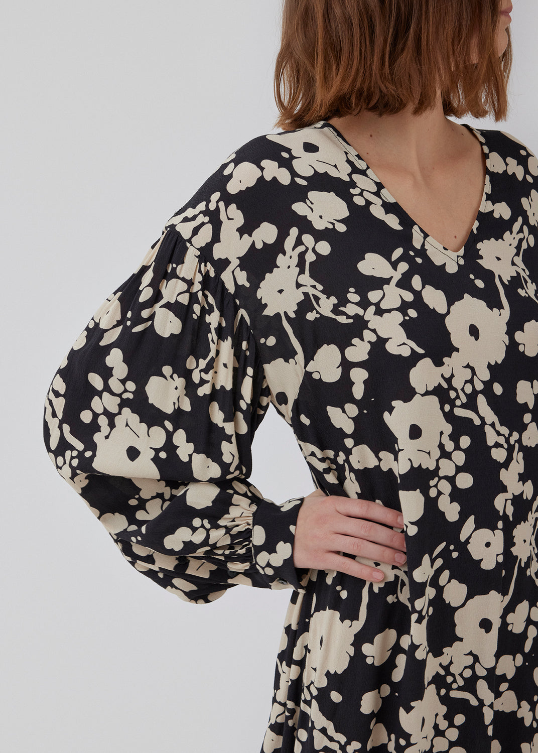 Kort kjole i let, vævet kvalitet med print, dyb v-udskæring og afslappet pasform. HeleneMD print dress har lange ballonærmer med manchet og lav skuldersøm. Modellen er 175 cm og har en størrelse S/36 på.