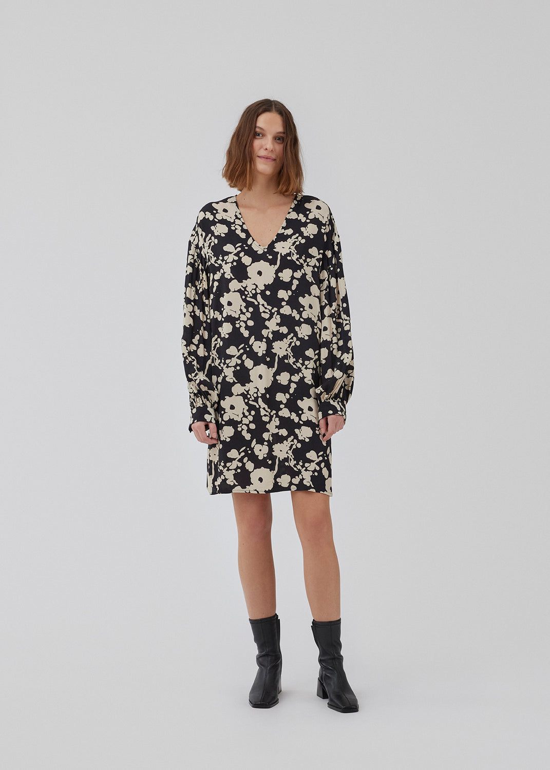 Kort kjole i let, vævet kvalitet med print, dyb v-udskæring og afslappet pasform. HeleneMD print dress har lange ballonærmer med manchet og lav skuldersøm. Modellen er 175 cm og har en størrelse S/36 på.