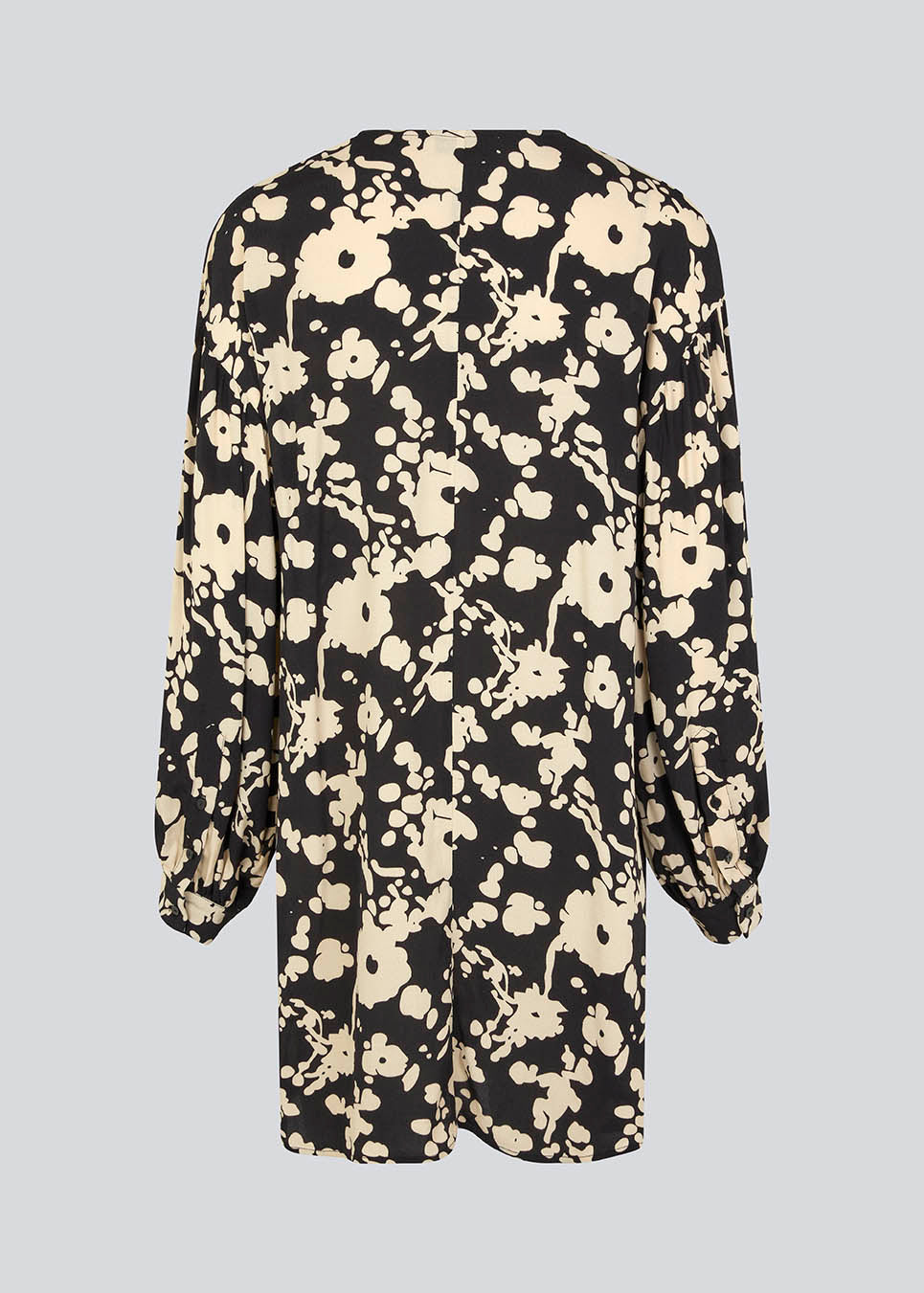 Kort kjole i let, vævet kvalitet med print, dyb v-udskæring og afslappet pasform. HeleneMD print dress har lange ballonærmer med manchet og lav skuldersøm. Modellen er 175 cm og har en størrelse S/36 på.