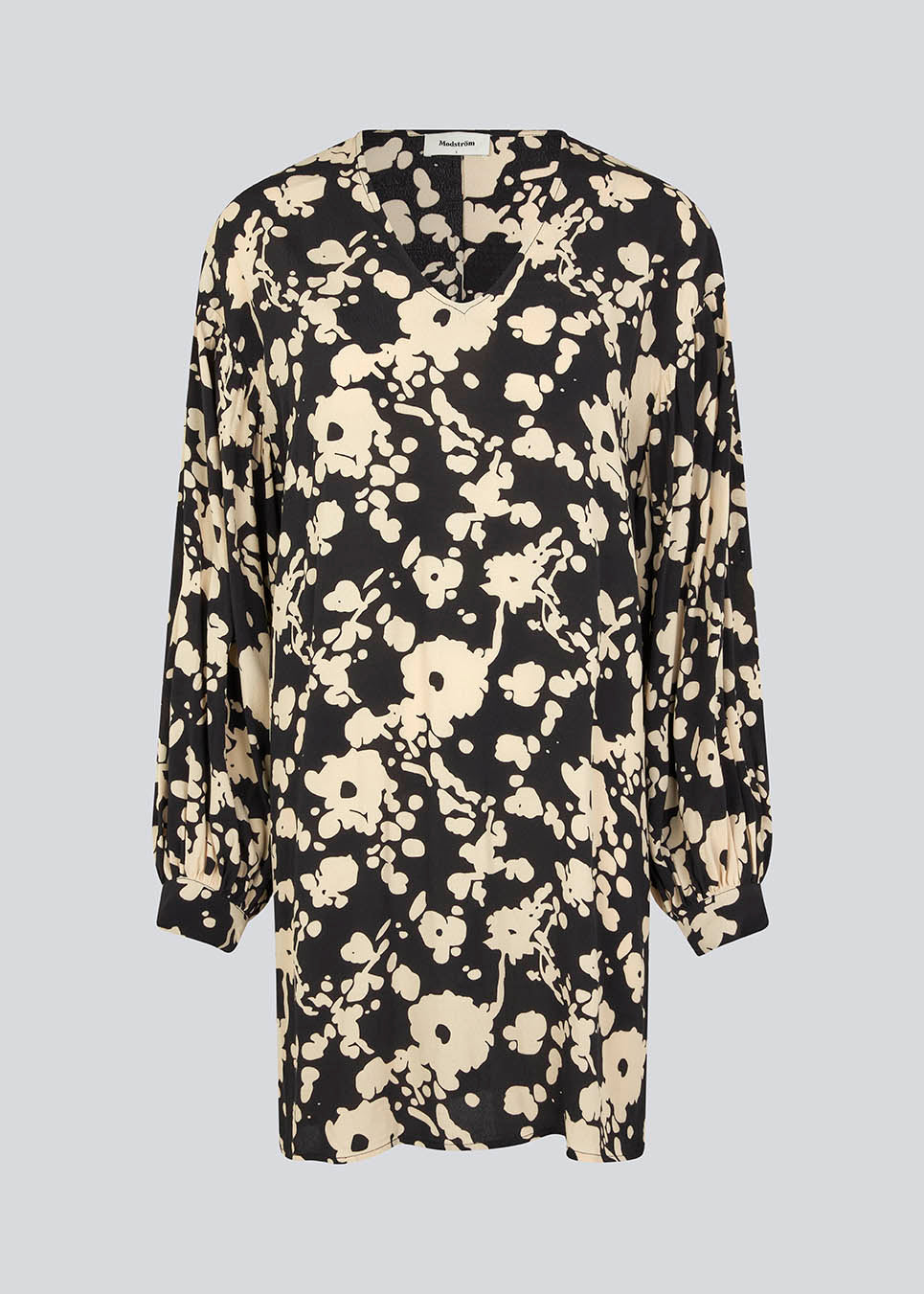Kort kjole i let, vævet kvalitet med print, dyb v-udskæring og afslappet pasform. HeleneMD print dress har lange ballonærmer med manchet og lav skuldersøm. Modellen er 175 cm og har en størrelse S/36 på.