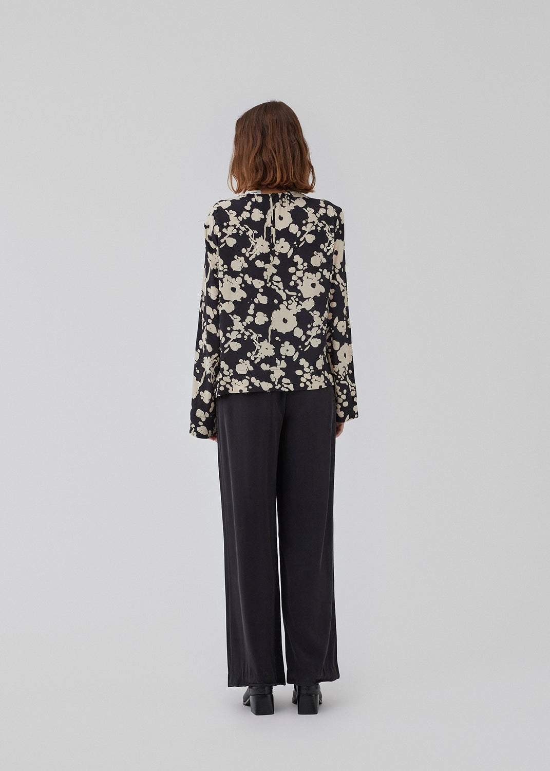 Skjorte i boxy fit med print i viskose-kvalitet. HeleneMD print shirt har klassisk krave, knaplukning foran og 3/4 lange ærmer. Modellen er 175 cm og har en størrelse S/36 på.