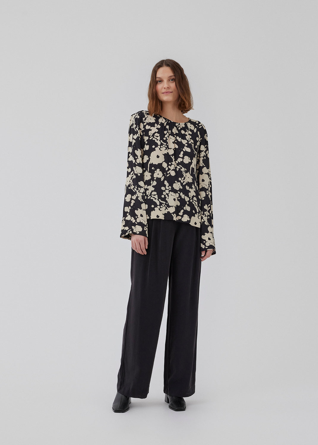 Skjorte i boxy fit med print i viskose-kvalitet. HeleneMD print shirt har klassisk krave, knaplukning foran og 3/4 lange ærmer. Modellen er 175 cm og har en størrelse S/36 på.