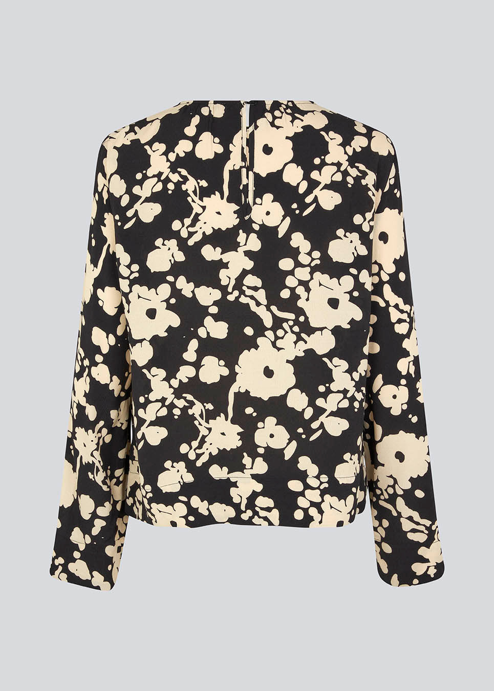 Skjorte i boxy fit med print i viskose-kvalitet. HeleneMD print shirt har klassisk krave, knaplukning foran og 3/4 lange ærmer. Modellen er 175 cm og har en størrelse S/36 på.