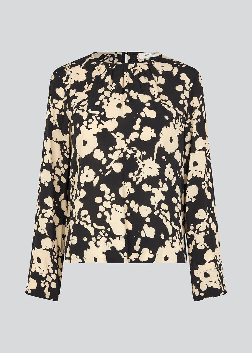Skjorte i boxy fit med print i viskose-kvalitet. HeleneMD print shirt har klassisk krave, knaplukning foran og 3/4 lange ærmer. Modellen er 175 cm og har en størrelse S/36 på.