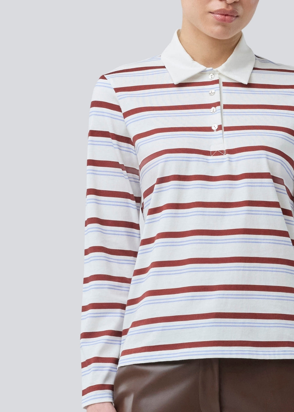 Langærmet t-shirt i bomuldsjersey med striber. HellenMD LS stripe t-shirt har en afslappet pasform med brede ærmer og rund hals. Modellen er 175 cm og har en størrelse S/36 på.