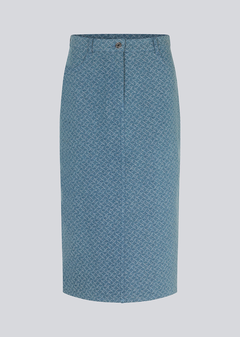 Midi denim nederdel fremstillet i strukturmønstret bomuld. HennesyMD skirt har mellemhøj talje med lynlåsgylp og knap, 5 lommer og slids bagpå. Modellen er 175 cm og har en størrelse S/36 på.