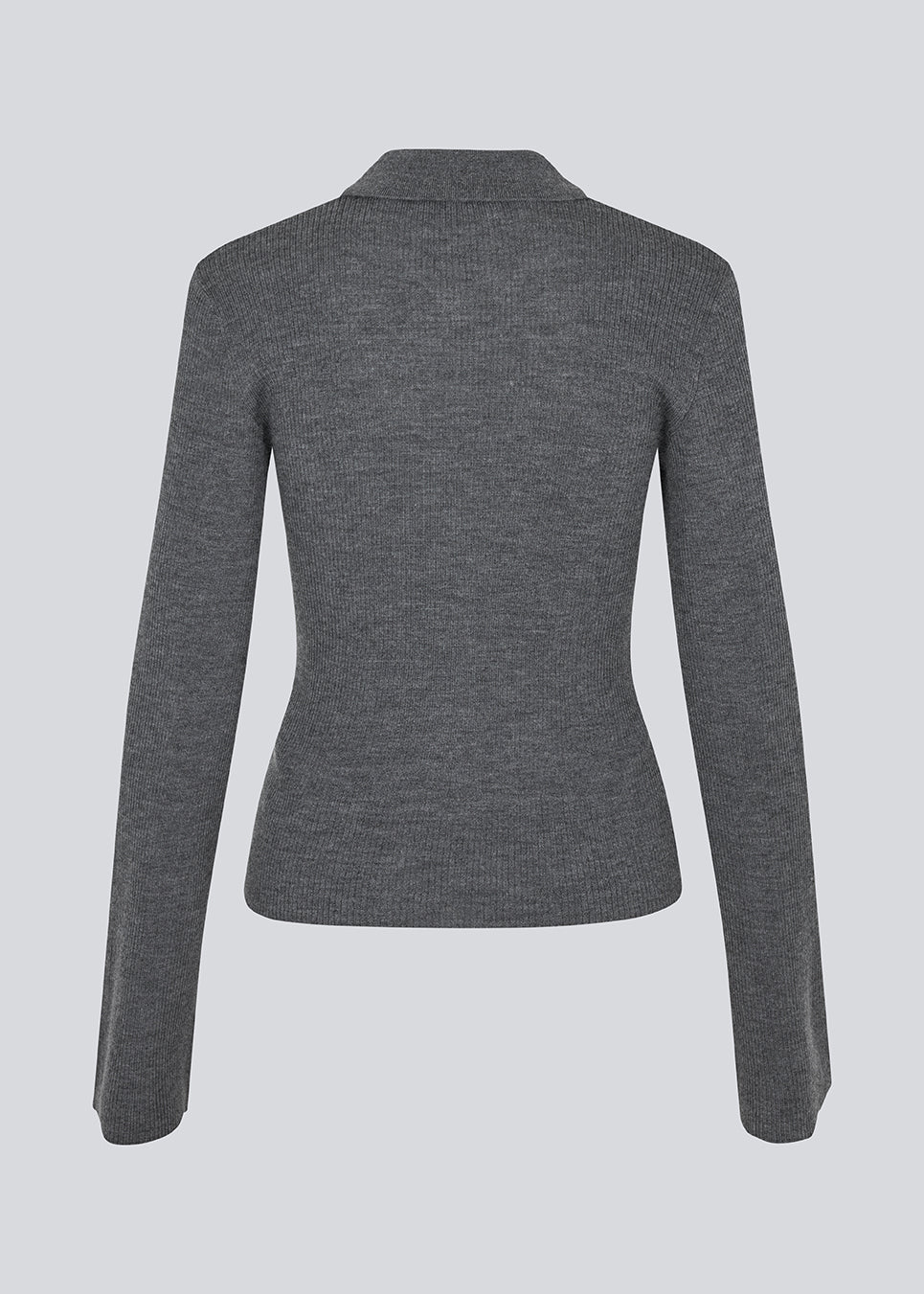 Mørkegrå tætsiddende cardigan i blød ribstrik af uld. HirokiMD cardigan har krave, knapper foran og lange ærmer med slids og knapper. Modellen er 175 cm og har en størrelse S/36 på.