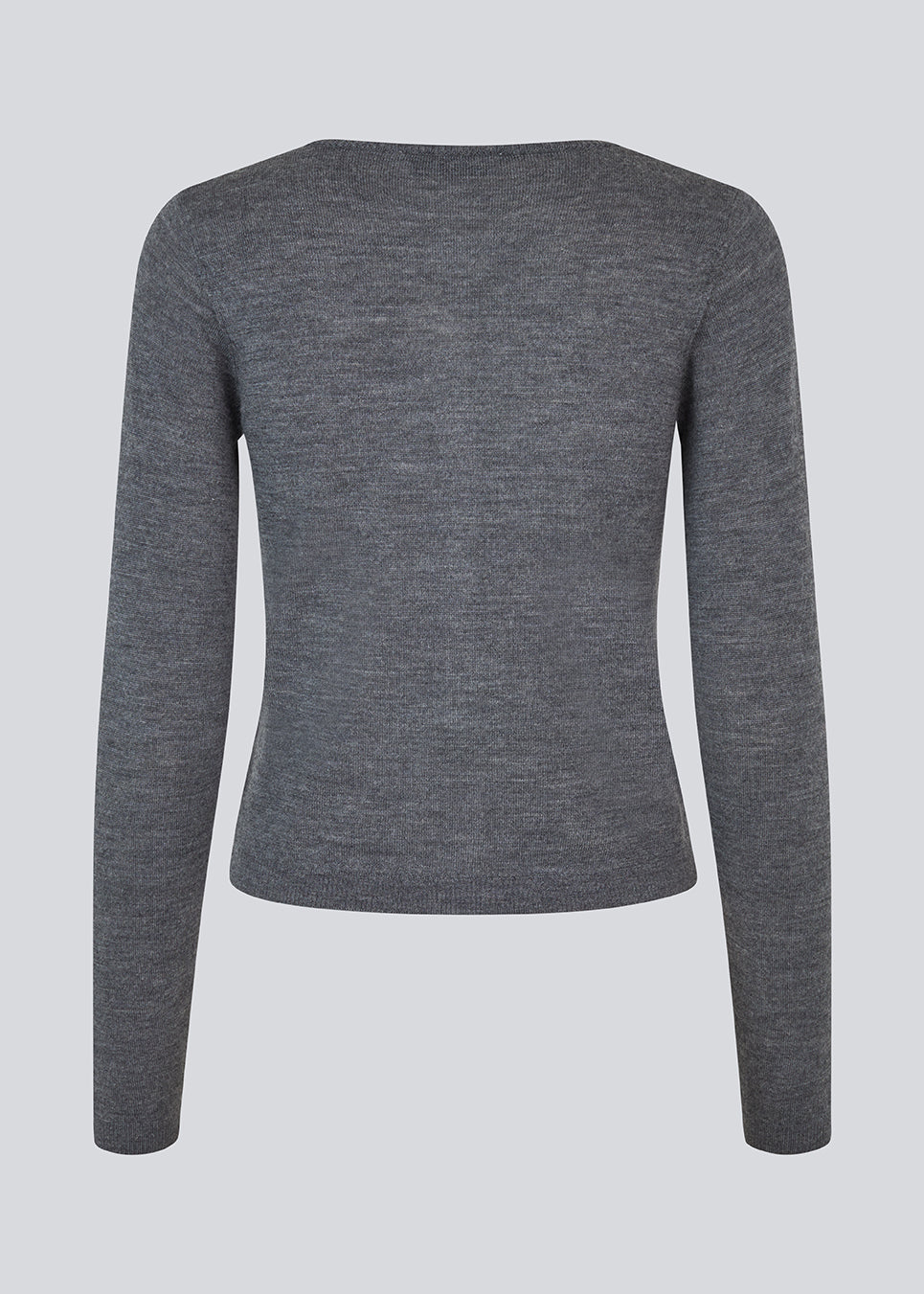 Tætsiddende mørkegrå cardigan i blød strik. HirokiMD short cardigan har en rund hals og knappelukning fortil. Modellen er 177 cm og har en størrelse S/36 på.