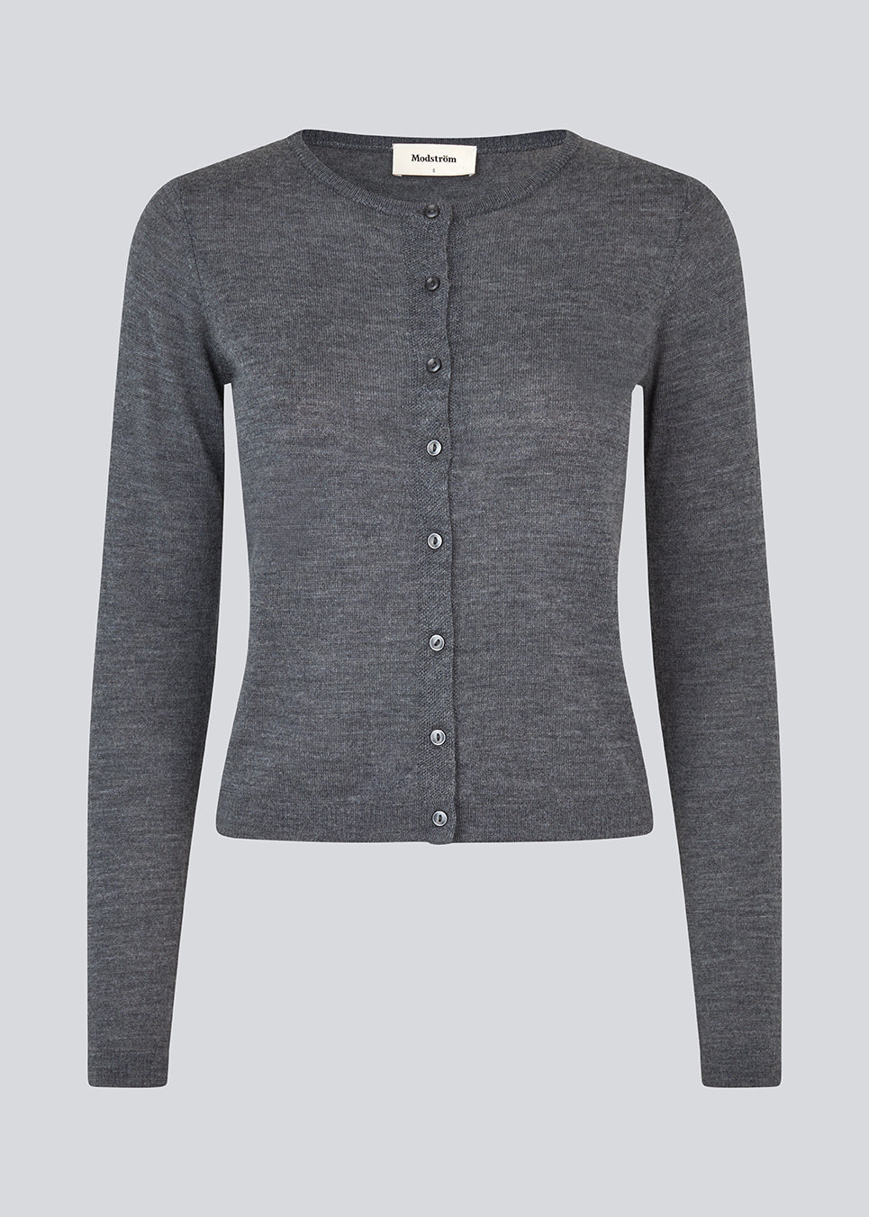 Tætsiddende mørkegrå cardigan i blød strik. HirokiMD short cardigan har en rund hals og knappelukning fortil. Modellen er 177 cm og har en størrelse S/36 på.