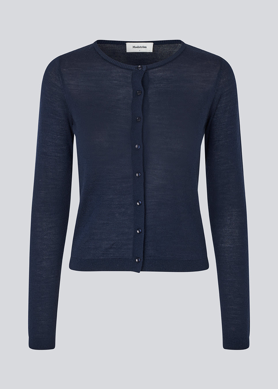 Tætsiddende cardigan i blød strik. HirokiMD short cardigan har en rund hals og knappelukning fortil.