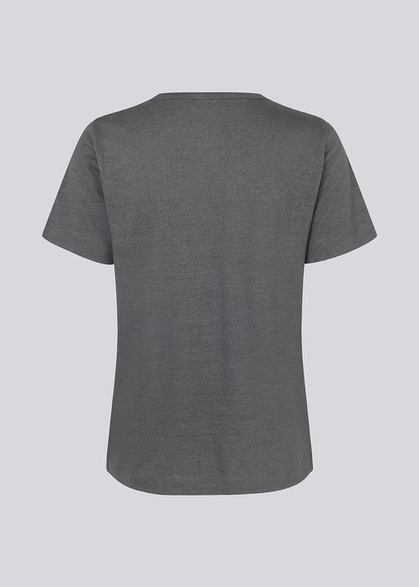 T-shirt i grå med normal pasform i blød kvalitet af bomuld og hør. HoltMD t-shirt har rund hals og korte ærmer.