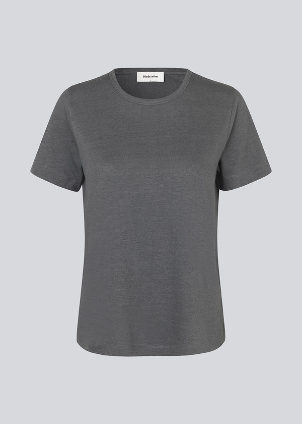 T-shirt i grå med normal pasform i blød kvalitet af bomuld og hør. HoltMD t-shirt har rund hals og korte ærmer.