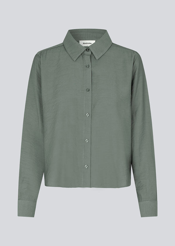 Skjorte i lys grøn i en let EcoVero viskose med løs pasform. HudgesMD shirt har krave og knaplukning fortil og lange ærmer med manchet.&nbsp;