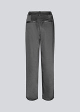 Bukser i satin med lynlåsgylp og knap i taljen. HudsonMD pants har en almindelig talje med læg, skrå sidelommer og dekorative paspolerede baglommer. Modellen er 175 cm og har en størrelse S/36 på.