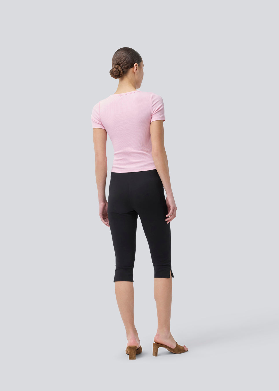 Lækker basic t-shirt i en blød bomuldsrib med stretch i lyserød. Igormd short t-shirt har en tætsiddende pasform med korte ærmer.