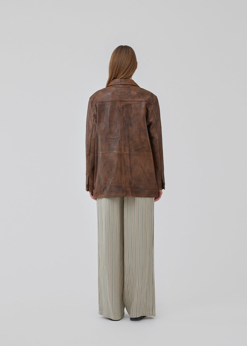 Jakke i lammelæder med vintage-inspireret look. IsmaelMD jacket har en afslappet pasform med 4 lommer foran, v-hals med krave og revers og knaplukning. Modellen er 175 cm og har en størrelse S/36 på.