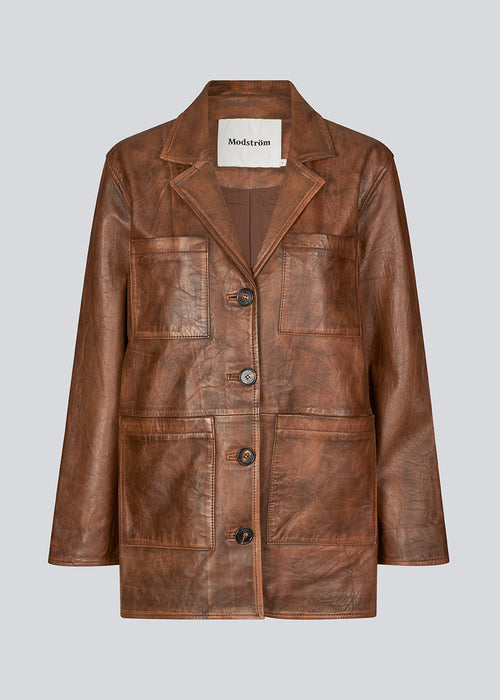 Jakke i lammelæder med vintage-inspireret look. IsmaelMD jacket har en afslappet pasform med 4 lommer foran, v-hals med krave og revers og knaplukning. Modellen er 175 cm og har en størrelse S/36 på.