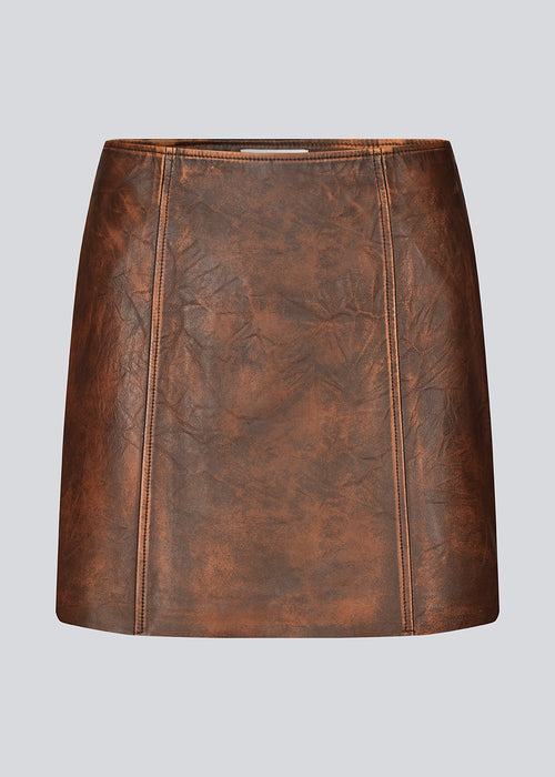 Klassisk kort a-formet nederdel i Lammelæder med mellemhøj talje. IsmaelMD skirt har et vintage-inspireret look og en skjult lynlås i siden.