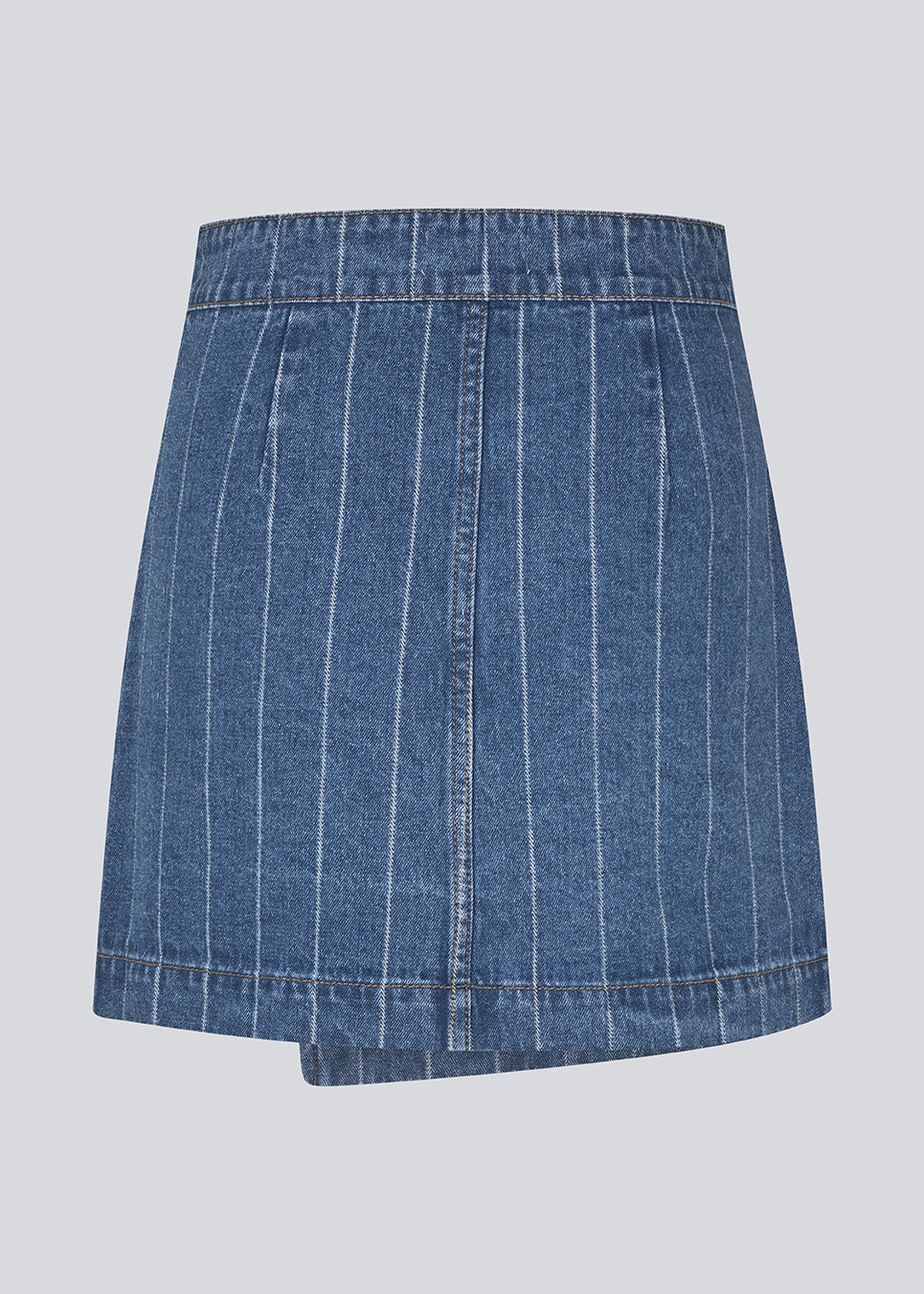 Kort denim nederdel i bomuldsdenim. IsoldeMD jacquard skirt har en symetrick lukning fortil og lukkes med en knap.