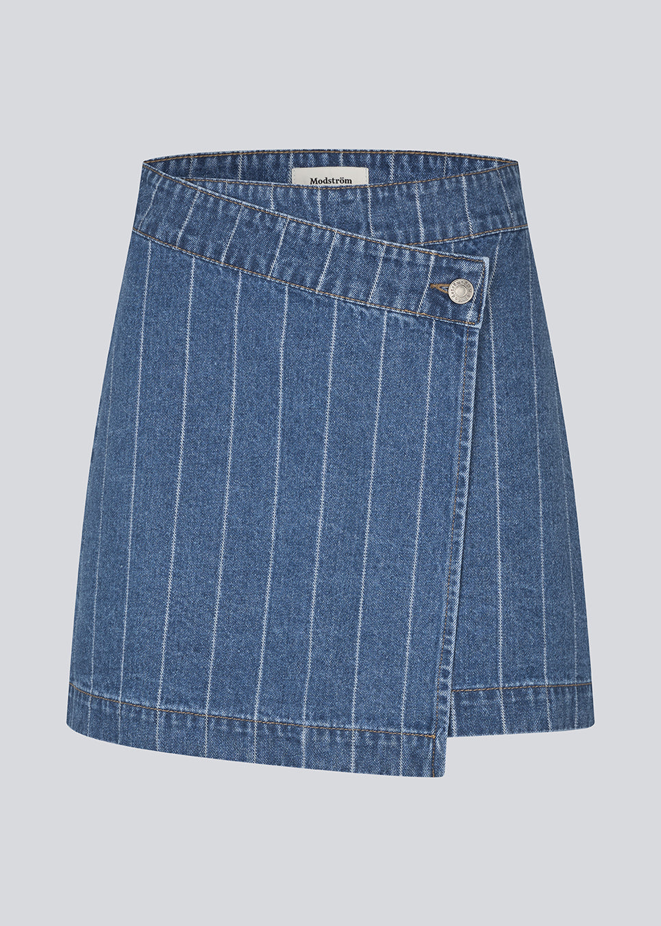 Kort denim nederdel i bomuldsdenim. IsoldeMD jacquard skirt har en symetrick lukning fortil og lukkes med en knap.