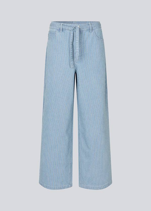 Populære jeans med vidde i bomuldsdenim med bindebånd i taljen. Farven er lyseblå med sarte hvide striber. IsoldeMD pants har en høj talje og for- og baglommer.&nbsp;