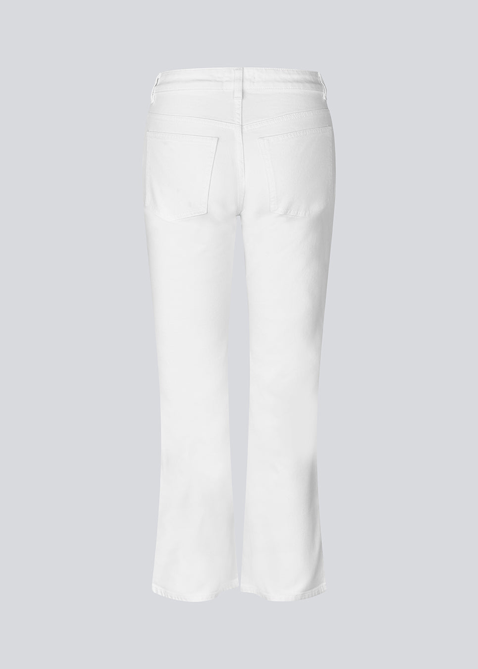 Flared denim jeans i hvid i boumuldsdenim. IsoldeMD solid cropped jeans har en høj talje, lynlåsgylp og for- og baglommer.
Modellen har en størrelse 27(small) på og er 175 cm.