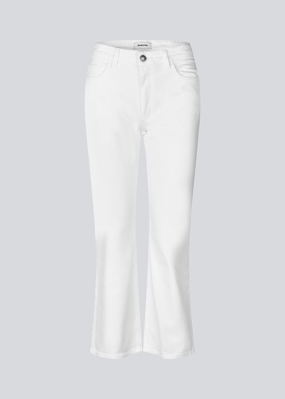 Flared denim jeans i hvid i boumuldsdenim. IsoldeMD solid cropped jeans har en høj talje, lynlåsgylp og for- og baglommer.
Modellen har en størrelse 27(small) på og er 175 cm.