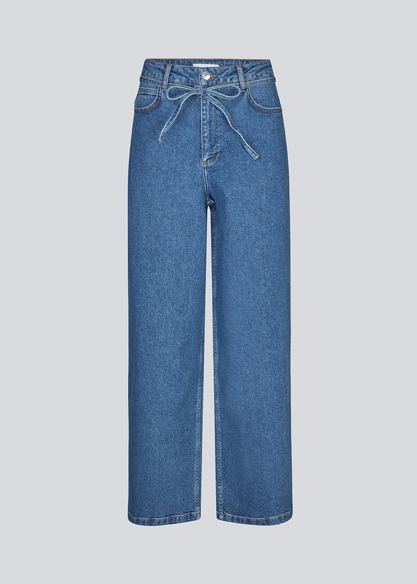 Jeans med vidde I bomuldsdenim. IsoldeMD pants har en høj talje for- og baglommer og et bindebånd i taljen.