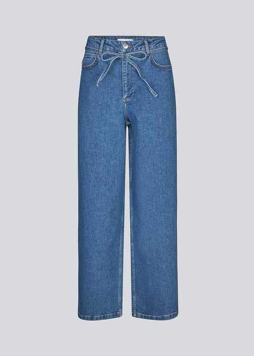 Jeans med vidde I bomuldsdenim. IsoldeMD pants har en høj talje for- og baglommer og et bindebånd i taljen.