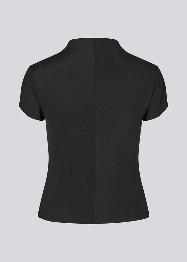 Let cropped T-shirt i sort i et elastisk materiale. IxanaMD top har korte ærmer og en høj hals.&nbsp;