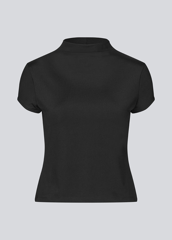 Let cropped T-shirt i sort i et elastisk materiale. IxanaMD top har korte ærmer og en høj hals.&nbsp;
