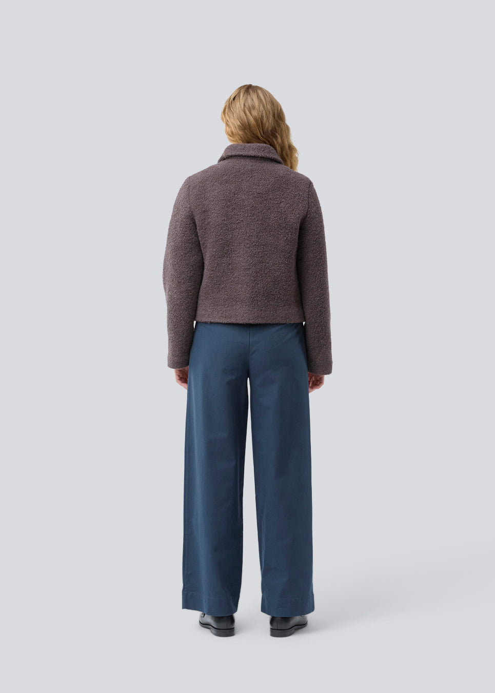 Kort jakke i uldblanding. JustyMD short jacket har en løs pasform, knappelukning og to lommer fortil.