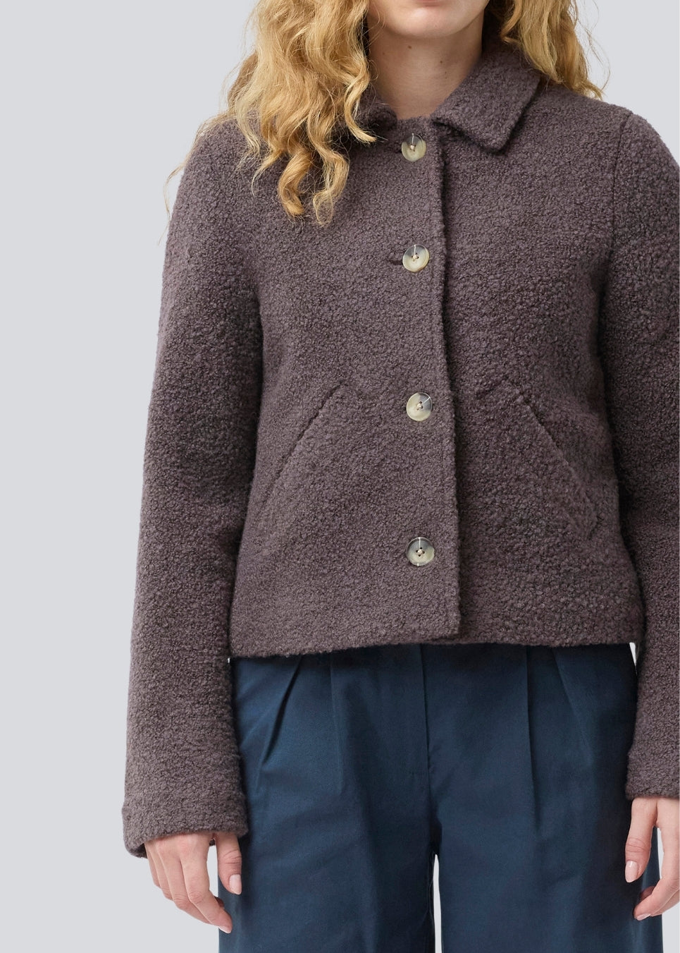 Kort jakke i uldblanding. JustyMD short jacket har en løs pasform, knappelukning og to lommer fortil.